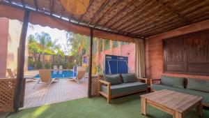Villa with Pool & Gym
