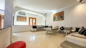Villa with Pool & Gym