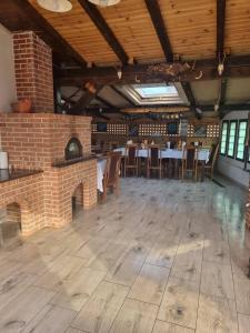 Cabana Trei Brazi cu ciubăr și loc de joacă exterior