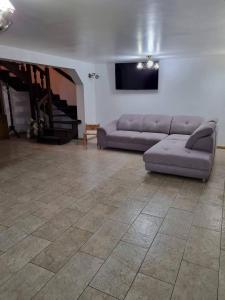 Cabana Trei Brazi cu ciubăr și loc de joacă exterior
