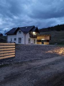 Cabana Trei Brazi cu ciubăr și loc de joacă exterior