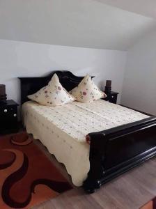 Cabana Trei Brazi cu ciubăr și loc de joacă exterior