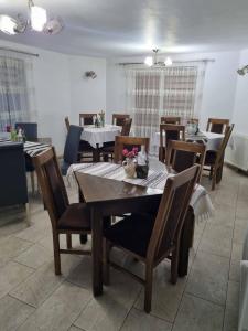 Cabana Trei Brazi cu ciubăr și loc de joacă exterior