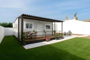 Casa con jardin y piscina con horario privada WiFi y aire acondicionado