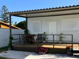 Casa con jardin y piscina con horario privada WiFi y aire acondicionado