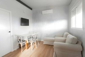 Casa con jardin y piscina con horario privada WiFi y aire acondicionado
