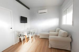 Casa con jardin y piscina con horario privada WiFi y aire acondicionado