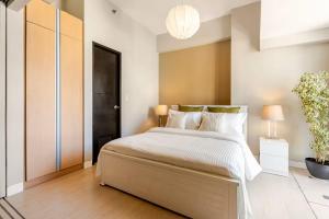 Greenbelt Hamilton Makati Luxury Studio 42sqm Hotel Bed