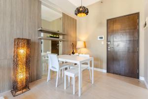 Greenbelt Hamilton Makati Luxury Studio 42sqm Hotel Bed