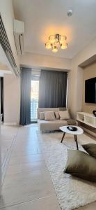 Greenbelt Hamilton Makati Luxury Studio 42sqm Hotel Bed