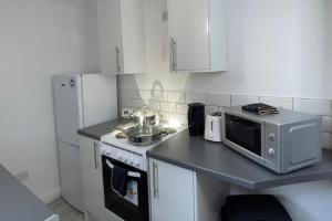 Apartment Sleeps 2 - Free Street Parking