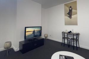 Apartment Sleeps 2 - Free Street Parking