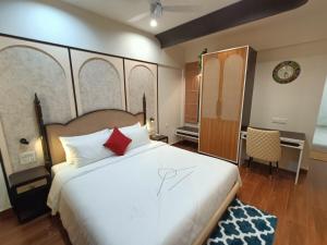 Luxe Pvt Villament-3BHK-2 min Balewdi High Street