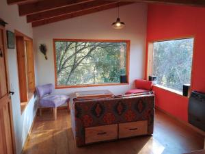 Casa para dos personas, rodeada de árboles