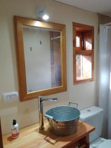 Casa para dos personas, rodeada de árboles