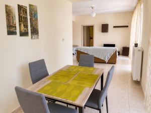 Treasure B&B - Garden Stay in Paloukia Salamina