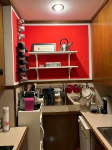 2 Bedroom Flat at just 4 tube stops from Coliseum