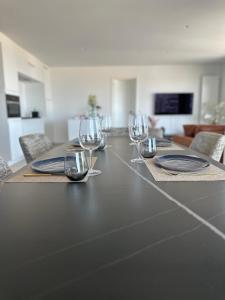 Spacious and modern apartment with open sea view
