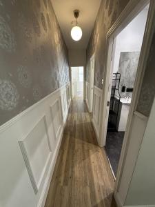 Modern 2-Bedroom Apartment - Heart of Douglas