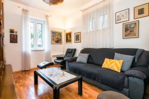 Urban Apartment Split- Free parking