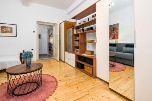 Urban Apartment Split- Free parking
