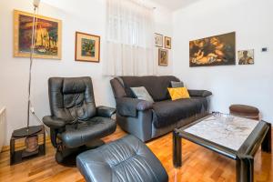 Urban Apartment Split- Free parking