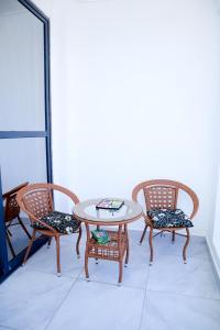 Salt & Sands 1 Brm with prtl sea view minutes walk to the beach