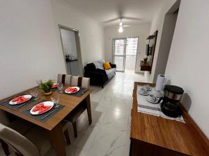 Apto Praia da Guilhermina 2 Dorm -Todo reformado -Tudo novinho-Wi-Fi Garagem ate 7 Hospedes