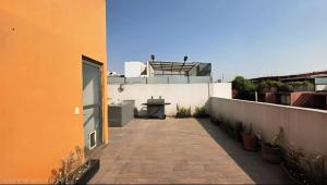 Luxurious, modern, and centrally located Minimalist house