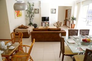 Apto completo apenas 50 m da praia - para 10 hóspedes - 4 quarto - 4 banheiros com vaga de garagem e kit praia, para grupos e família