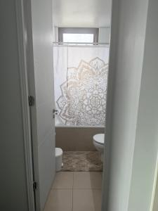 Habitación con baño privado, con una vista espectacular a la playa Cavancha