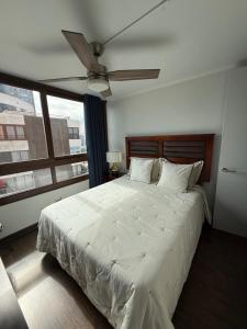 Habitación con baño privado, con una vista espectacular a la playa Cavancha