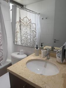 Habitación con baño privado, con una vista espectacular a la playa Cavancha