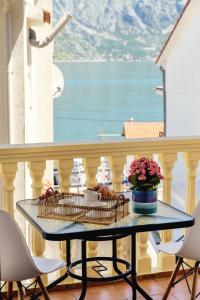 Cozy 1 bd a stone throw from sea
