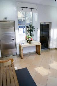 Apto completo apenas 50 m da praia - para 10 hóspedes - 4 quarto - 4 banheiros com vaga de garagem e kit praia, para grupos e família