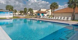 2 BR townhome wprivate patio, beach access, 4 communal pools, hot tub, mini golf, tennis, & more!