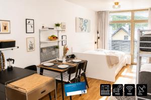 ENJOYHARRACHOV - Atraktivní slunné studio Čertovka v centru s balkonem, garážovým parkováním, Wifi-WLAN, Ipad, SAT, herní konzolí, Netflix zdarma a nejkrásnějším výhledem na Čertovu horu s areálem skokanských můstků a sjezdovku je