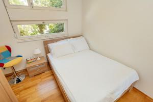 Cozy 1 bed apt with front row views of the sea
