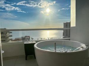 Modern apartment with Jacuzzi and ocean views