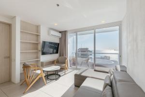 Modern apartment with Jacuzzi and ocean views