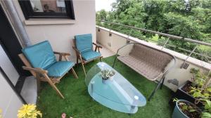 2 bedroom apartment, close to downtown & train station