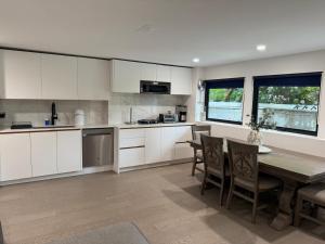 2BDRM-Kitchenette-BBQ-Smart TV-4-5Guest