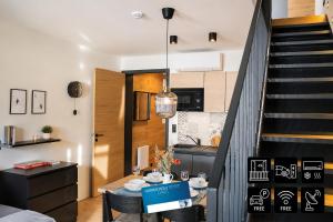 ENJOYHARRACHOV - Atraktivní klidný klimatizovaný apartmán 20 v centru Harrachova s parkováním, Wifi-WLAN, SAT, herní konzolí, Ipad, Netflix zdarma, možností dobíjení auta, výhledem do zahrady a na kostelík jen 150m od lanovky