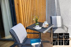 ENJOYHARRACHOV - Atraktivní klidný klimatizovaný apartmán 20 v centru Harrachova s parkováním, Wifi-WLAN, SAT, herní konzolí, Ipad, Netflix zdarma, možností dobíjení auta, výhledem do zahrady a na kostelík jen 150m od lanovky