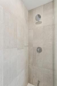 Home Richmond Hill 2 bed 2 bath Parking