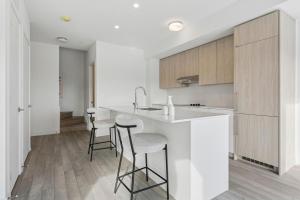 Home Richmond Hill 2 bed 2 bath Parking
