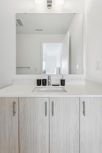 Home Richmond Hill 2 bed 2 bath Parking