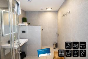 ENJOYHARRACHOV - Atraktivní slunný klimatizovaný apartmán 24 v centru Harrachova se saunou, parkováním, Wifi-WLAN, SAT, herní konzolí, Netflix zdarma a možností dobíjení auta jen 150m od lanovky
