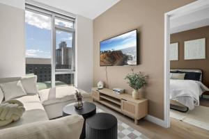 Modern DTLA 1BR l High Rise Pool Gym