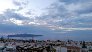 Reflections Apartments- Relaxed Stay near the Beach, Chania